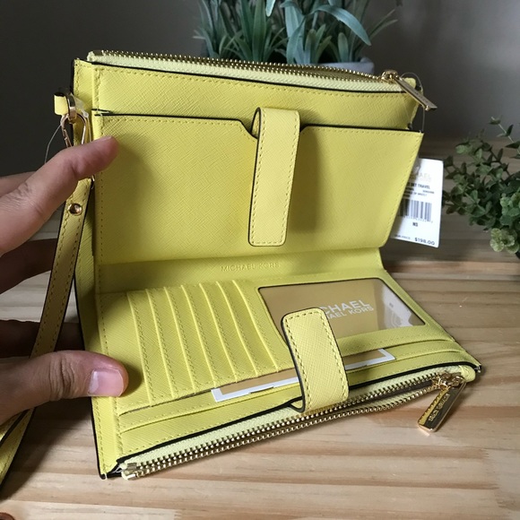 Michael Kors wallet🎈🎈 - Picture 7 of 8